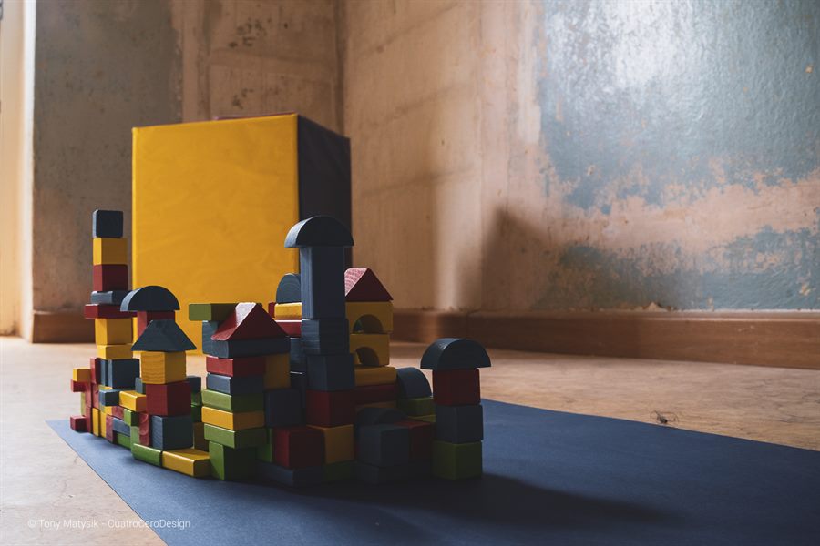 Bunte Holzbausteine zu einer kleinen Stadt aufgebaut